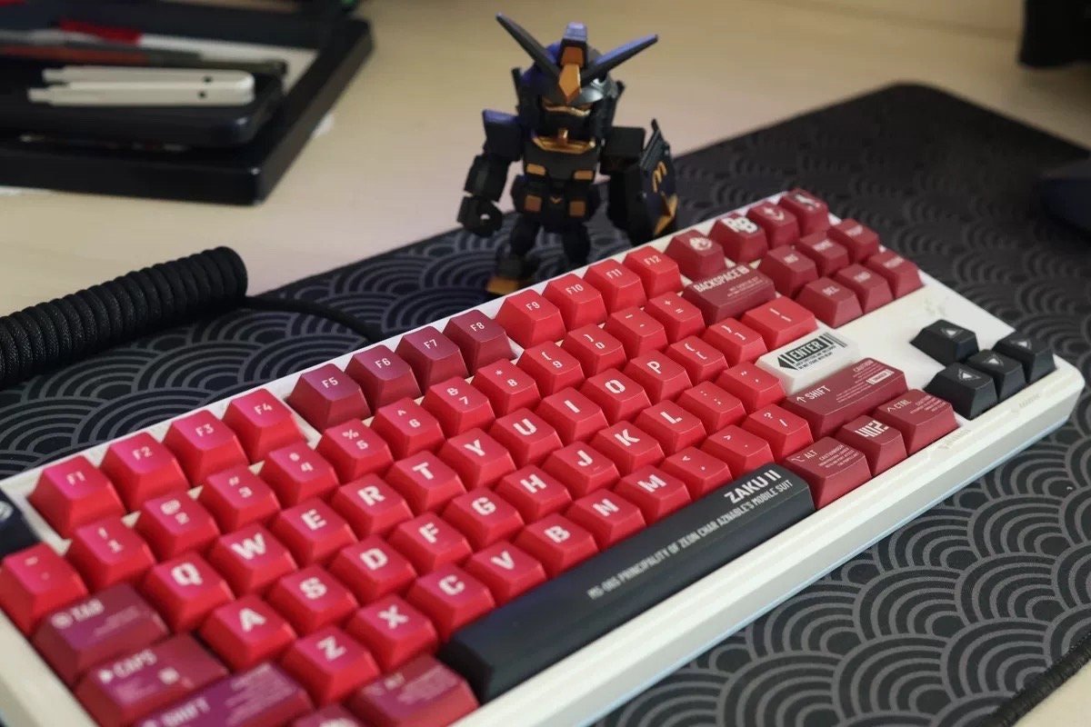Cool Red ZAKU Mecha Warrior Keycap Set - KeyArtisan